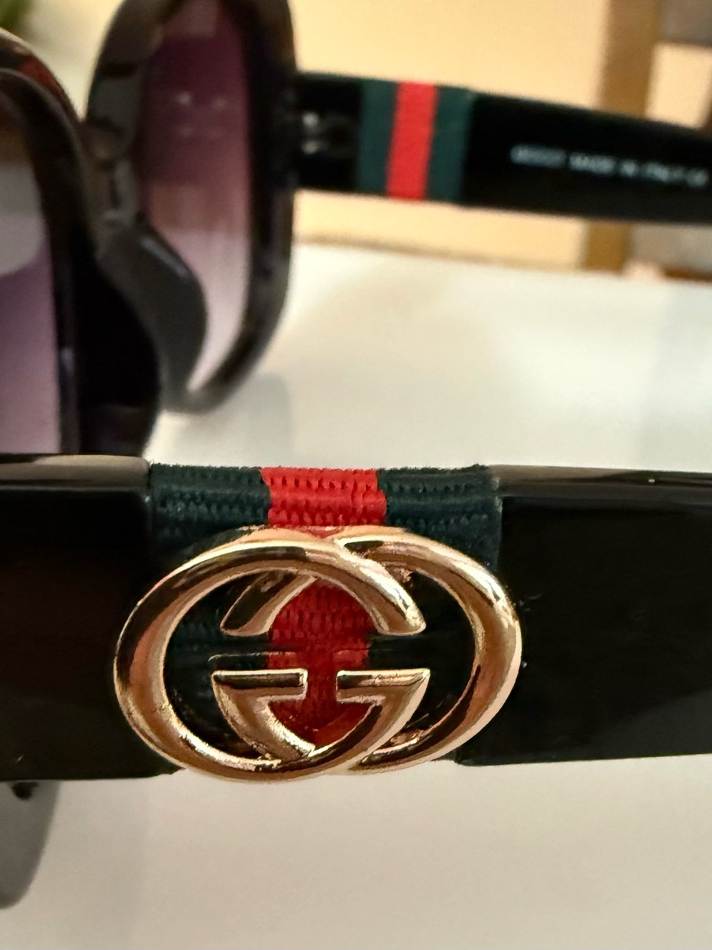 Pre-Owned Gucci Black Sunglasses with Gradient Lenses